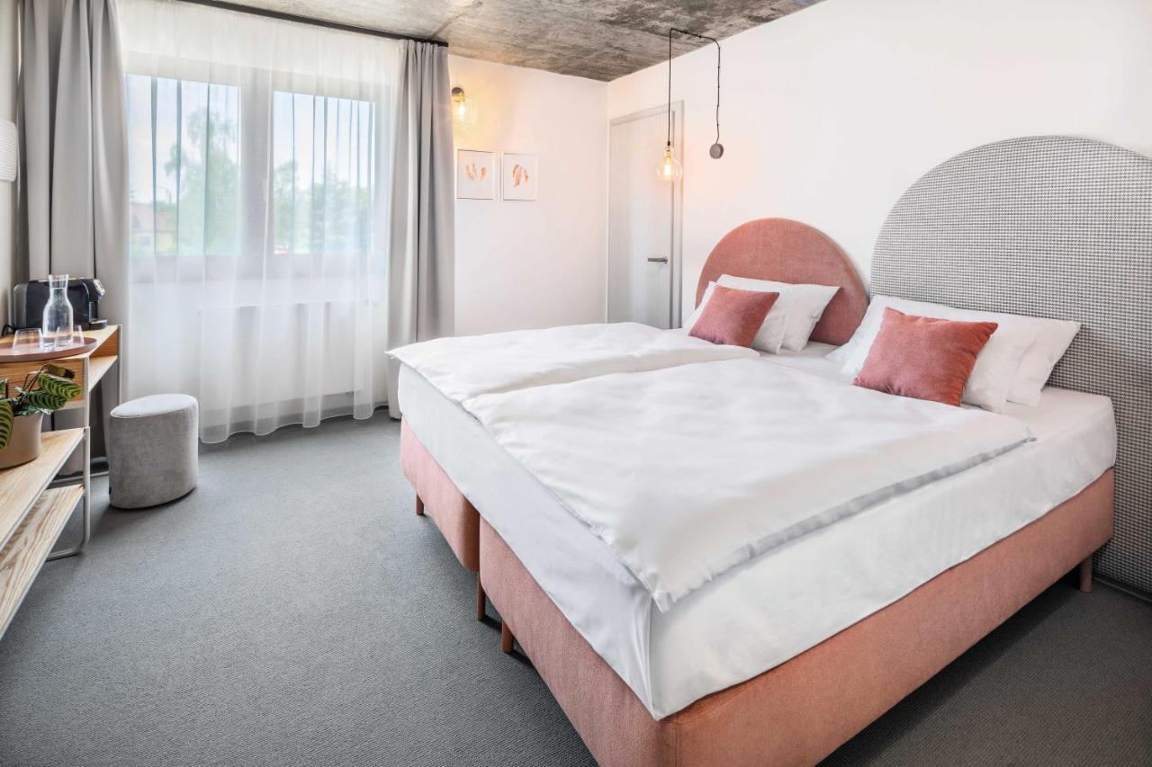 Boutique Hotel Mezi Svy Градец-Кралове Экстерьер фото